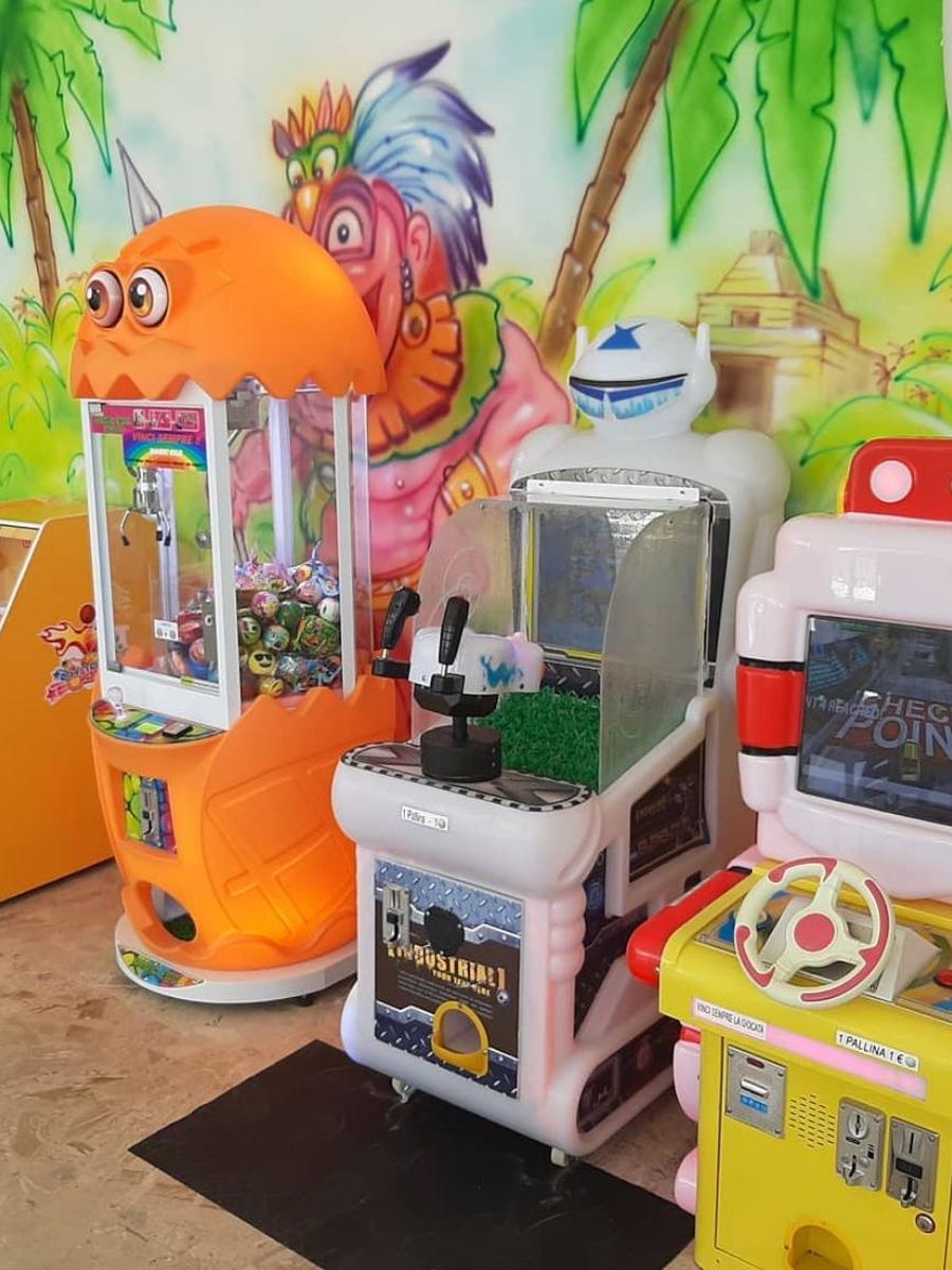 Angolo bimbi con murale della giungla, acchiappa-premi arancione e giochi elettronici
